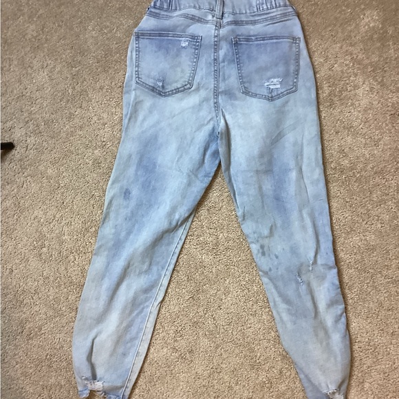 Two light blue jeans one is a bit baggy jeans - Picture 6 of 7